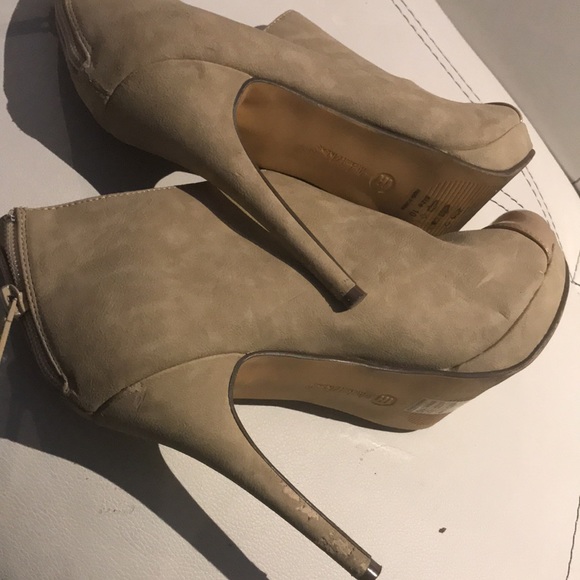 Very pretty shoes in tan colored suede - Picture 4 of 4